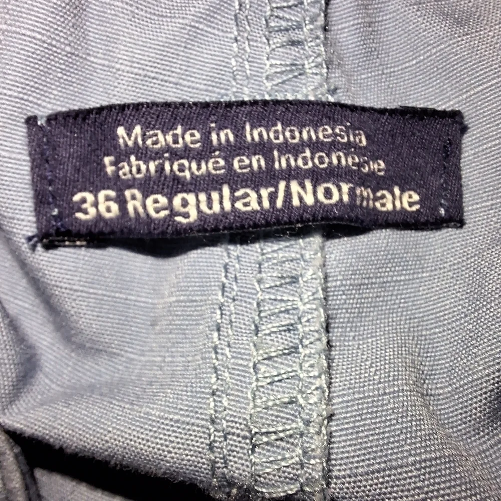 A The North Face men's cargo shorts in a size 36 regular in grey/blue Pre-loved.